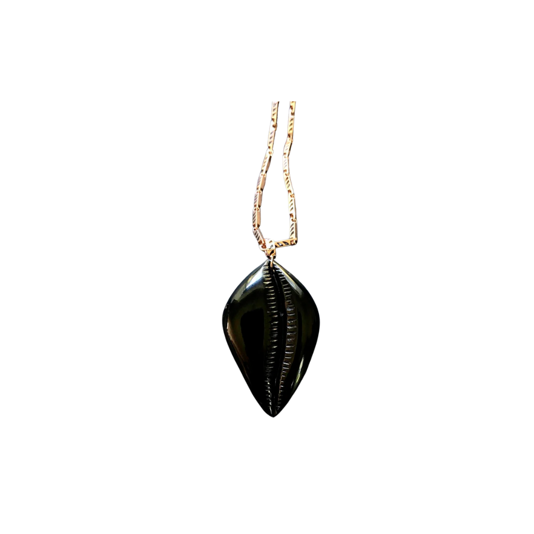 Dezsos large cowry bead pendant