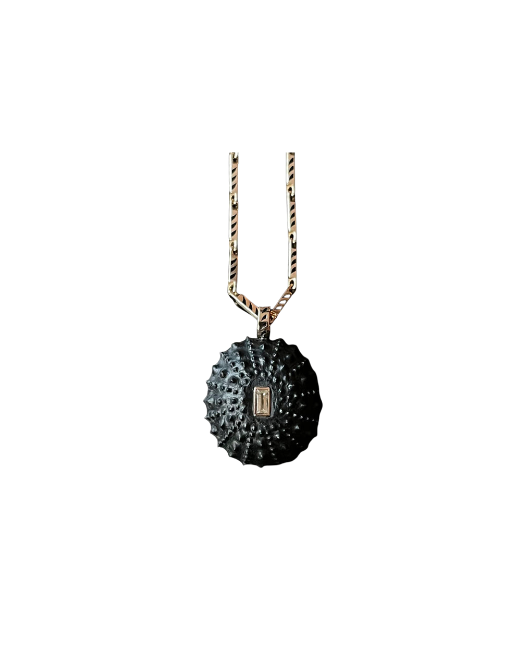 18Krg Carved Sea Urchin Lmqtz